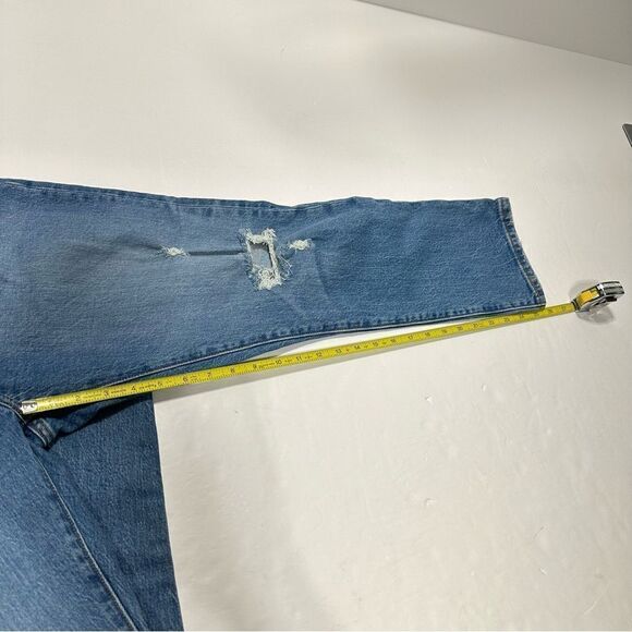 Levi’s NWT Cropped Distressed Light Wash Button Fly Jeans 30x26 - Picture 6 of 9